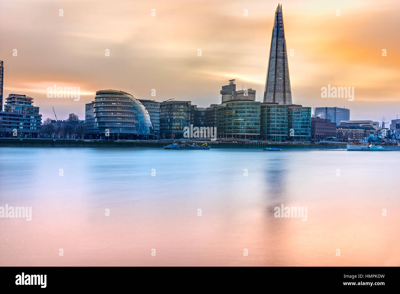 Schöner Sonnenuntergang über London, Blick auf den Shard und Rathaus. London, UK Stockfoto