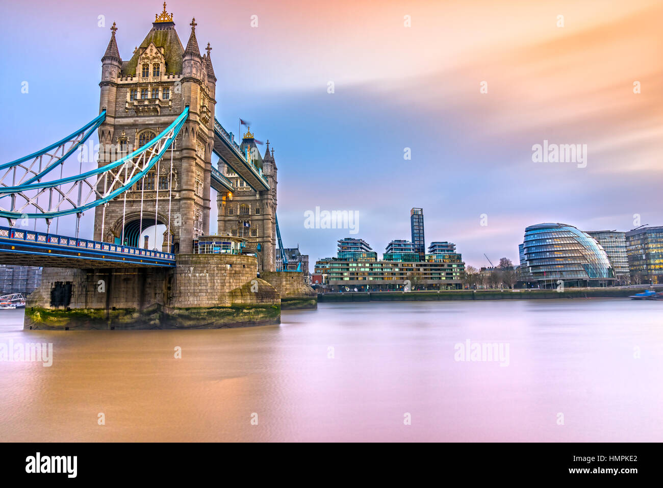 Sonnenuntergang auf der Themse, die Tower Bridge und Rathaus. London, UK Stockfoto