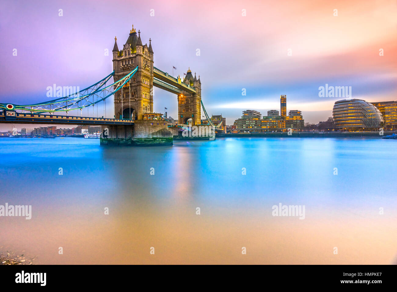 Sonnenuntergang auf der Themse, die Tower Bridge und Rathaus. London, UK Stockfoto