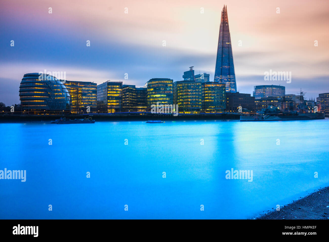 Sonnenuntergang mit The Shard und City Hall, London, UK Stockfoto