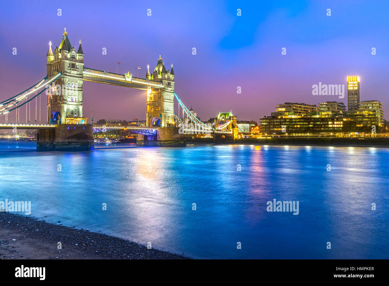 Die Tower Bridge und Thames River, Blick vom Südufer, London, UK Stockfoto