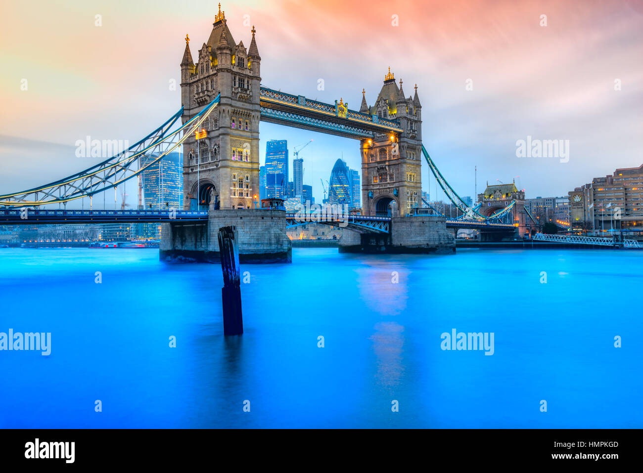 Die Tower Bridge und der Gherkinn Wolkenkratzer, Themse, London, UK Stockfoto