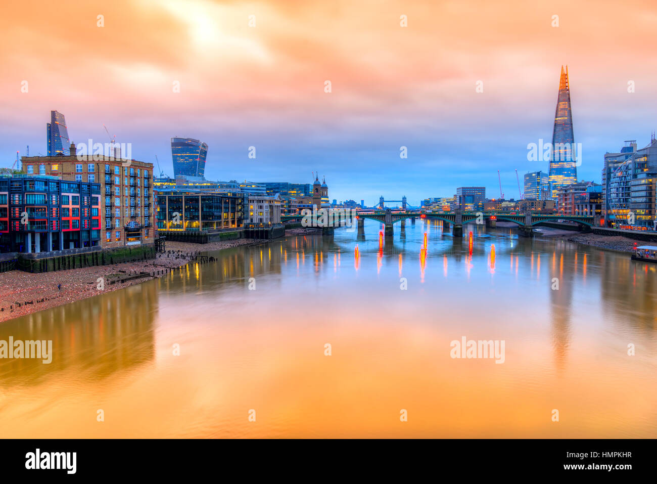 Schönen Sonnenaufgang über der Themse mit The Shard, Tower Bridge und Financial District. London, UK Stockfoto