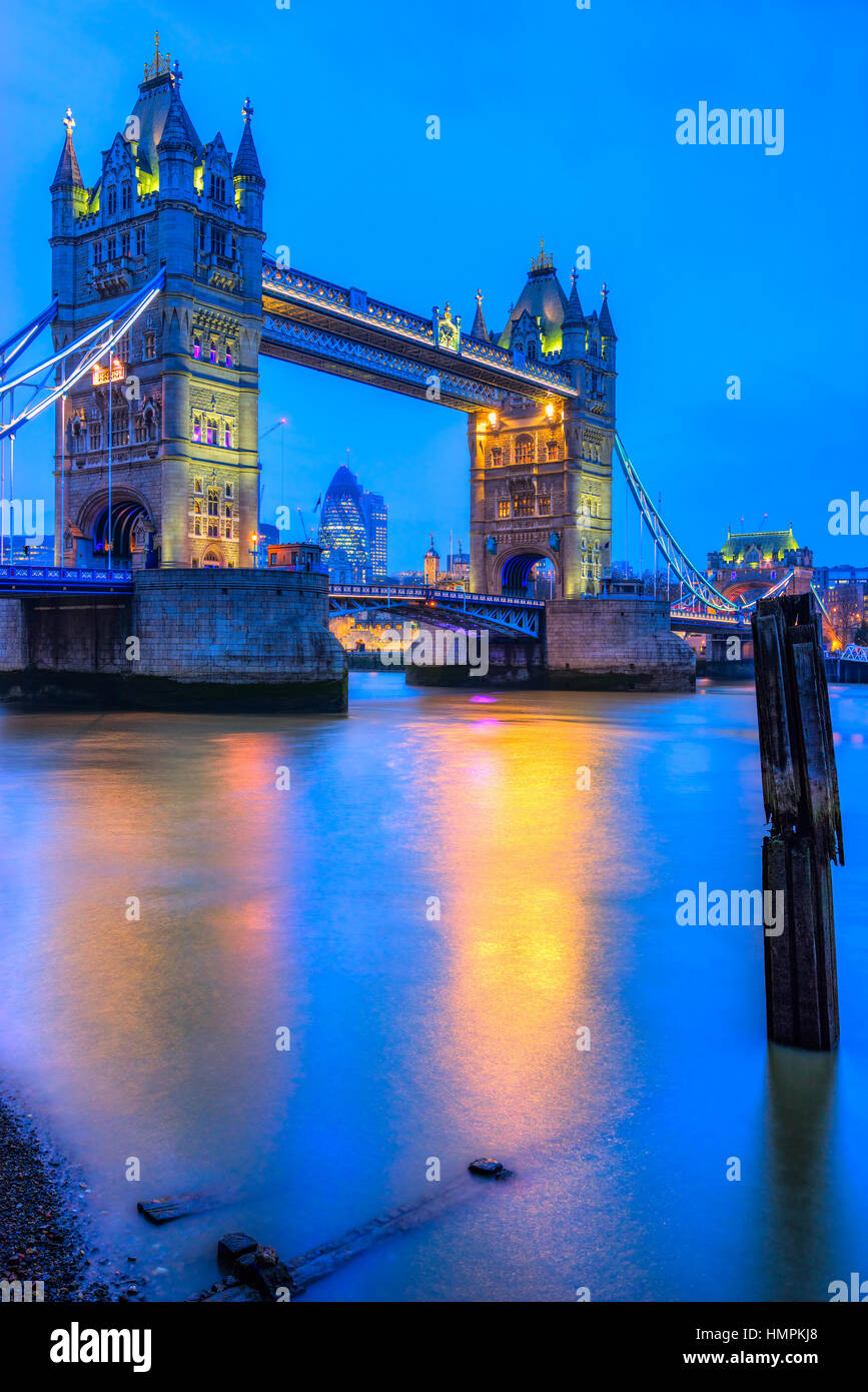 Die Tower Bridge und der Gherkinn Wolkenkratzer, Themse, London, UK Stockfoto