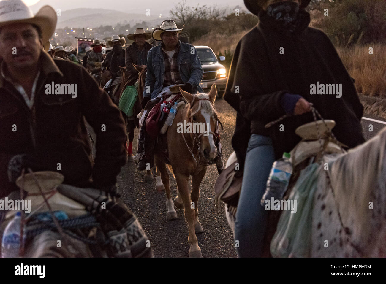 Hunderte von mexikanischen Cowboys beginnen eine Tag lang Fahrt im Morgengrauen während der jährlichen Wallfahrt Cabalgata de Cristo Rey 5. Januar 2017 in La Sauceda, Guanajuato, Mexiko. Tausende von mexikanischen Cowboys und Pferd beteiligen sich die drei-Tages-Fahrt zum Berggipfel Schrein des Cristo Rey stoppen auf dem Weg an Schreinen und Kirchen. Stockfoto