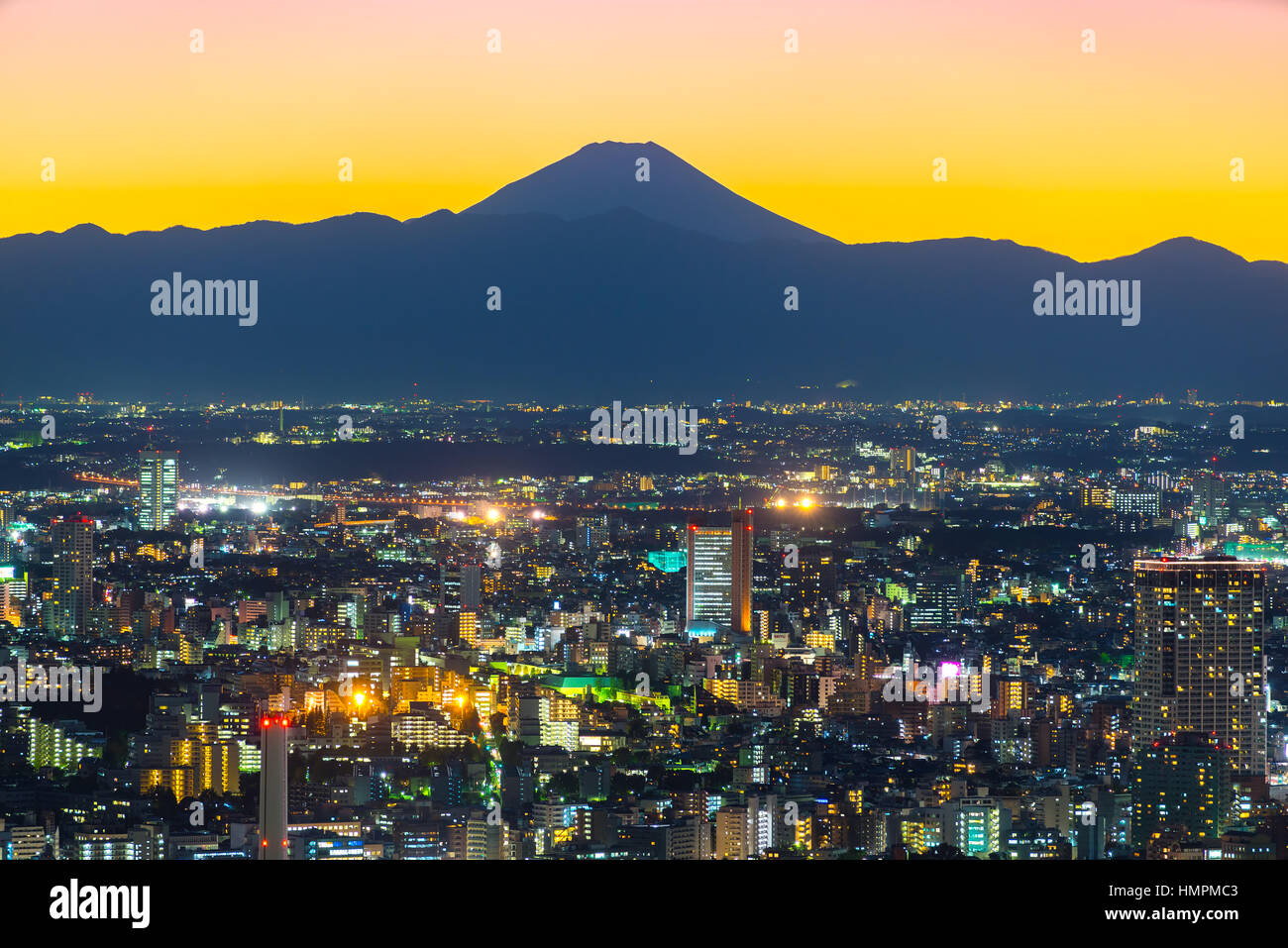 Skyline von Tokyo bei Sonnenuntergang mit Mount Fuji auf Hintergrund. Japan Stockfoto
