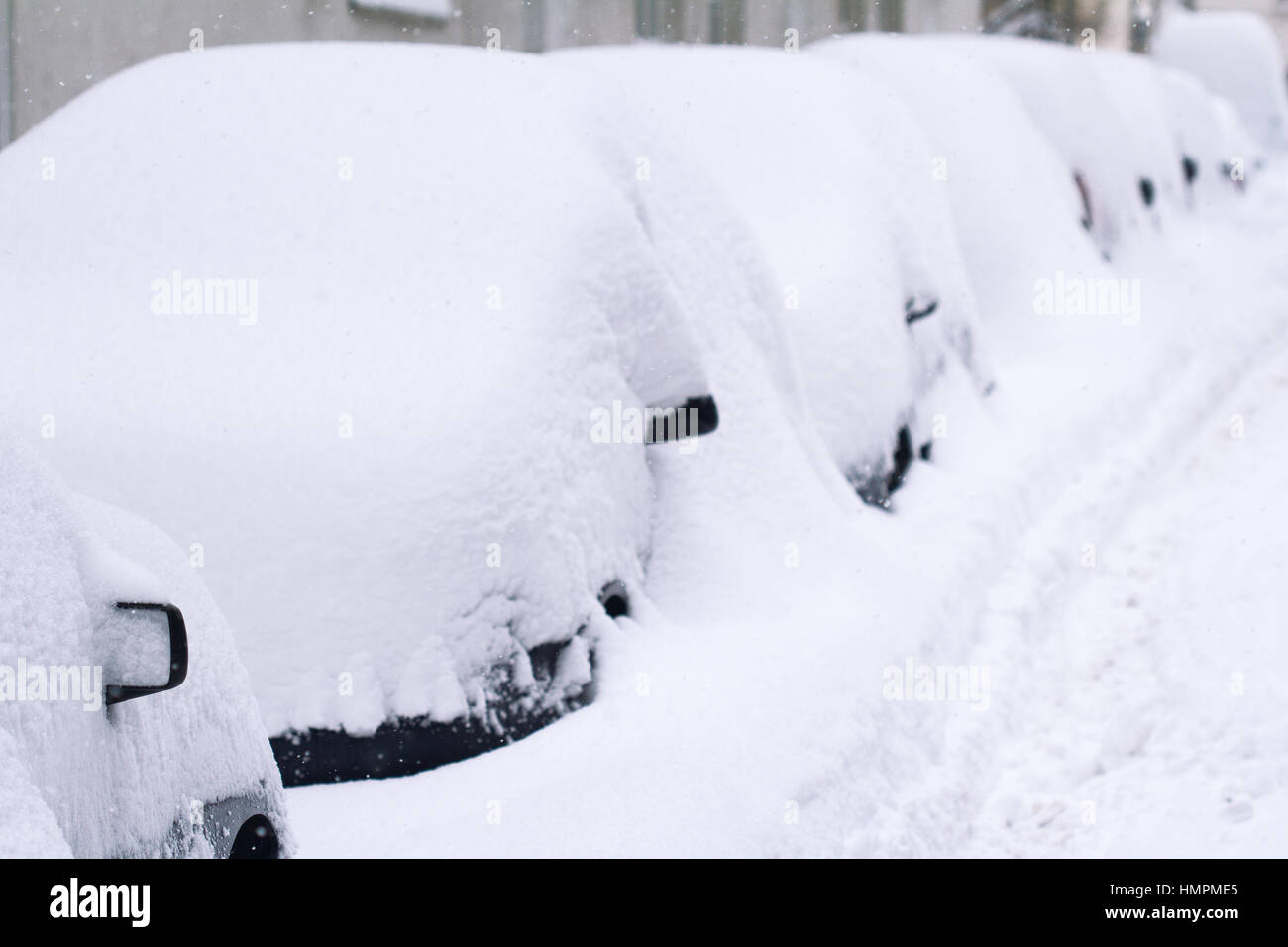 horizontale Seitenansicht aus einer Reihe von Autos auf einem Parkplatz Stadt Winterzeit vollständig abgedeckt Stockfoto