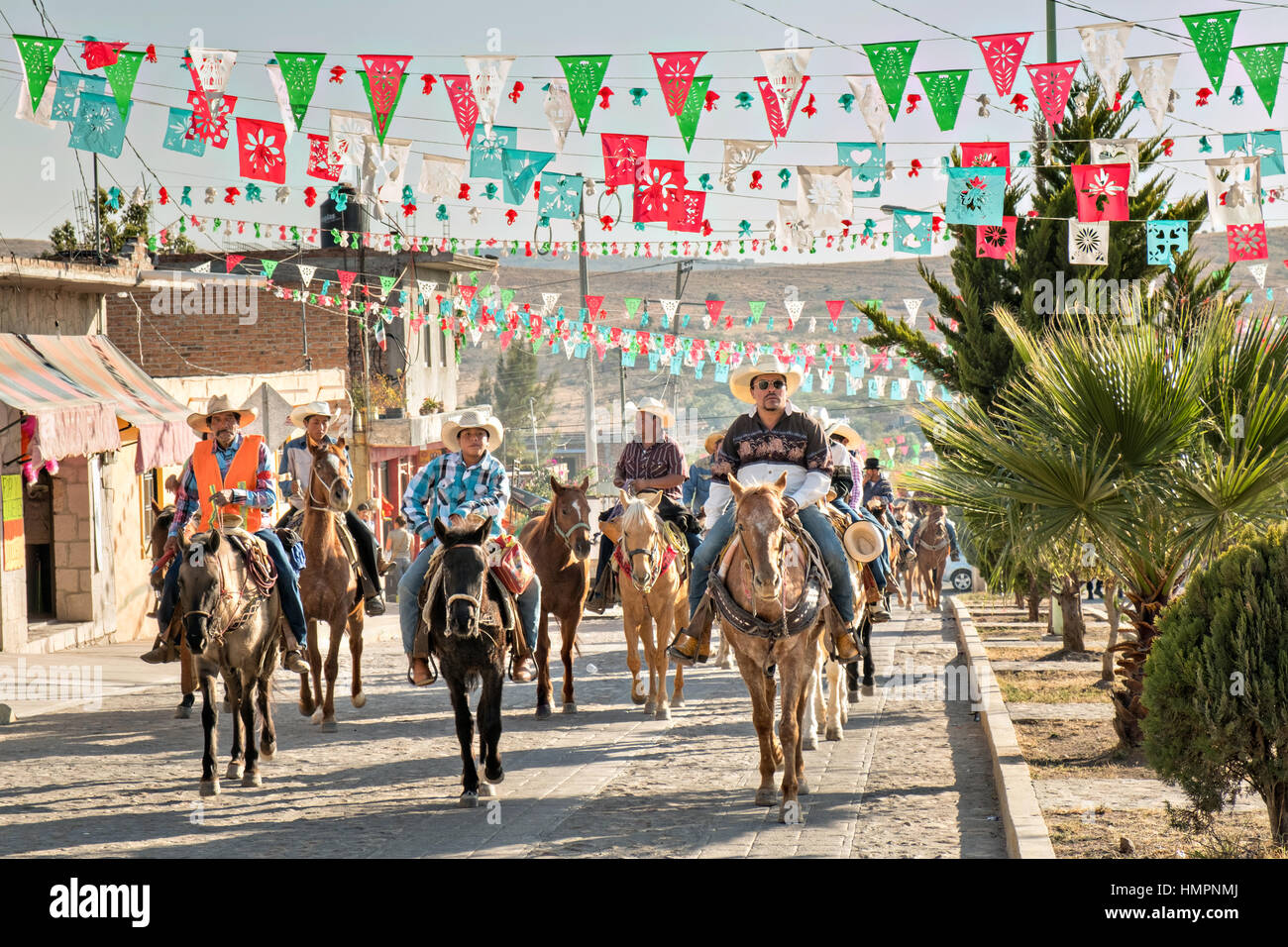 Mexikanische Cowboys kommen zum Camp bei einem Dorf Halt auf der Straße während der jährlichen Wallfahrt Cabalgata de Cristo Rey 4. Januar 2017 in La Sauceda, Guanajuato, Mexiko. Tausende von mexikanischen Cowboys und Pferd beteiligen sich die drei-Tages-Fahrt zum Berggipfel Schrein des Cristo Rey stoppen auf dem Weg an Schreinen und Kirchen. Stockfoto