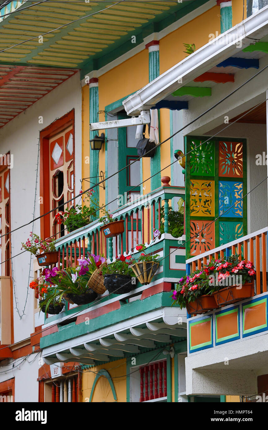koloniale Balkon geschmückt mit Blumen in Filandia Kolumbien Stockfoto