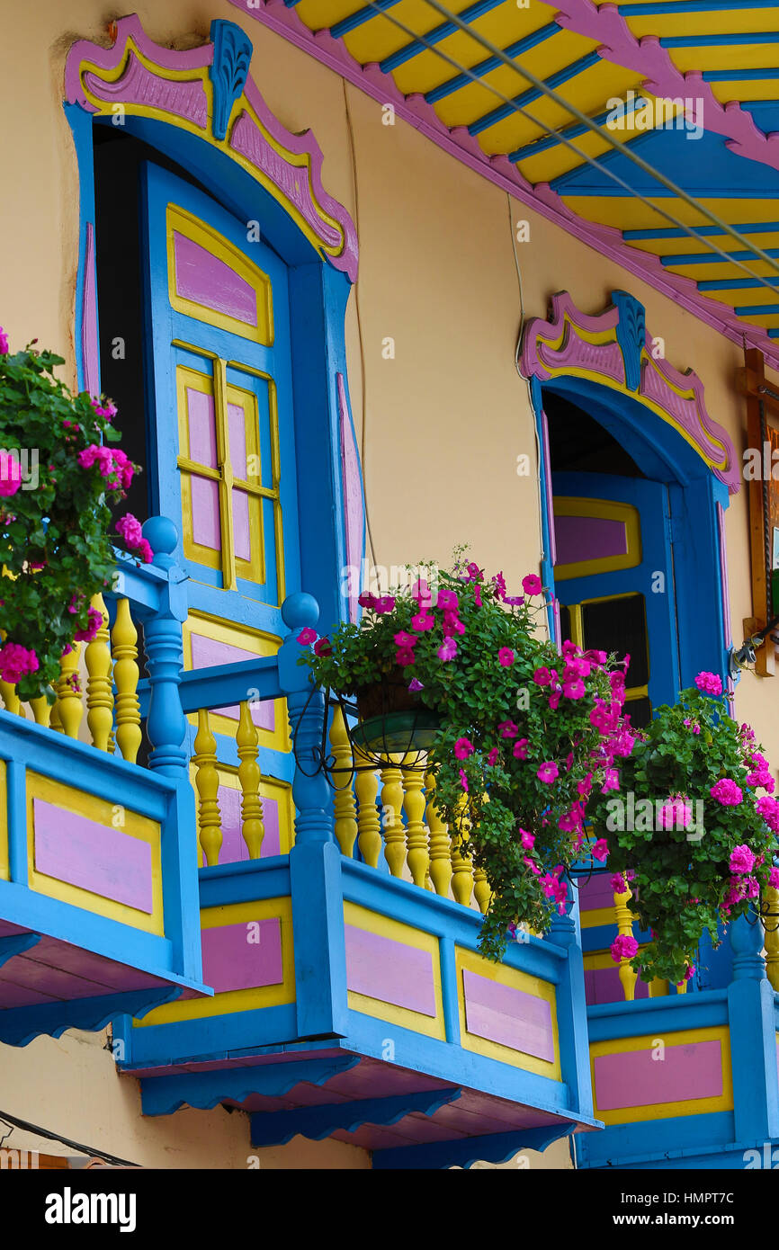 koloniale Balkon geschmückt mit Blumen in Filandia Kolumbien Stockfoto