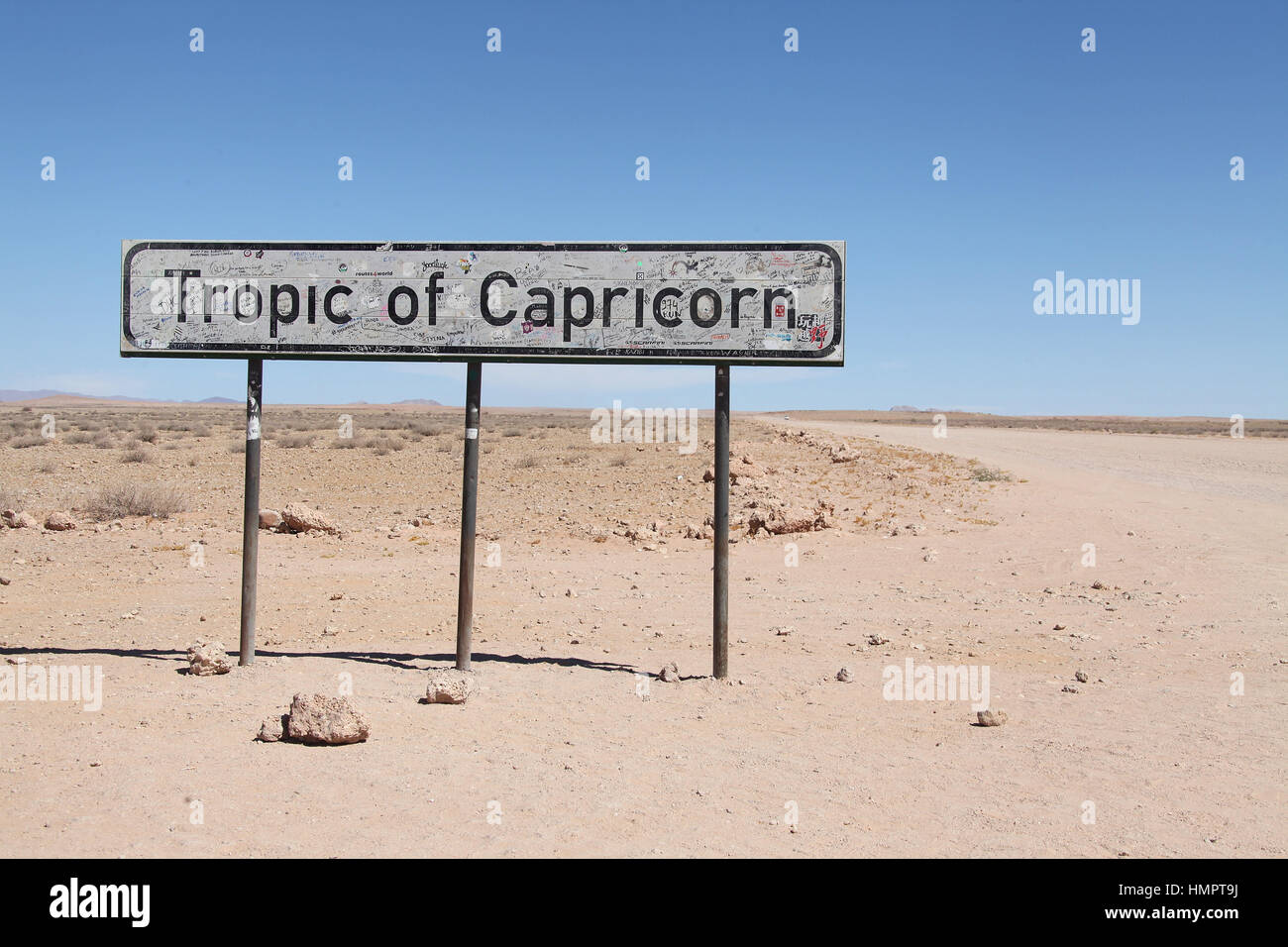 Wendekreis des Steinbocks Zeichen auf einem Schotterweg in Namibia Stockfoto