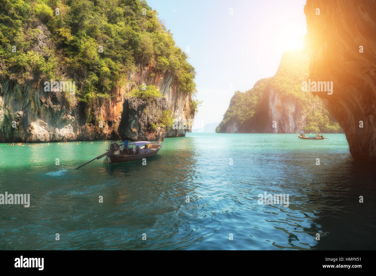 Schöne Landschaft der Felsen Berge und kristallklares Meer mit Longtail Boot in Phuket, Thailand. Sommer, Reisen, Urlaub, Urlaub Konzept. Stockfoto Schöne Landschaft der Felsen Berge und kristallklares Meer mit Longtail Boot in Phuket, Thailand. Sommer, Reisen, Urlaub, Urlaub Konzept. Stockfoto