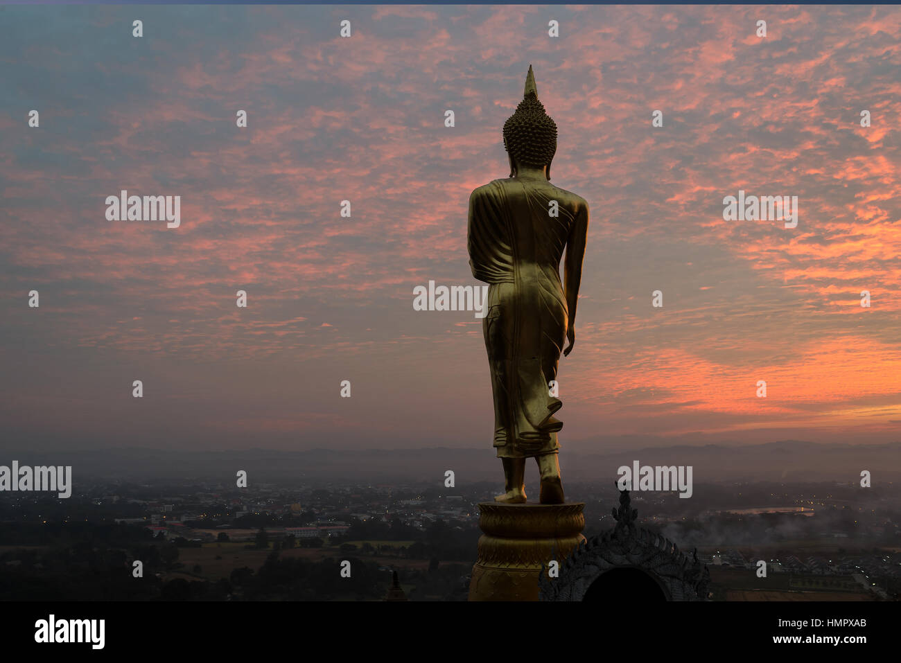 Sonnenaufgang am goldenen Buddha-Statue im Tempel Khao Noi, Nan Provinz, Thailand. Stockfoto