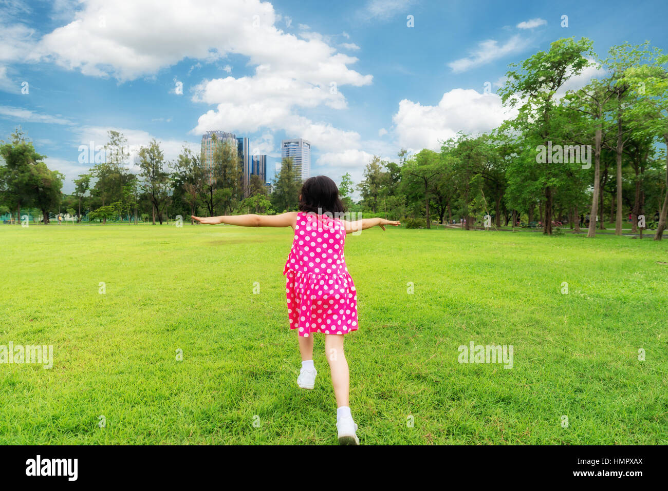Asiatische Kind läuft in Bangkok grünen Park in Bangkok, Thailand. Stockfoto