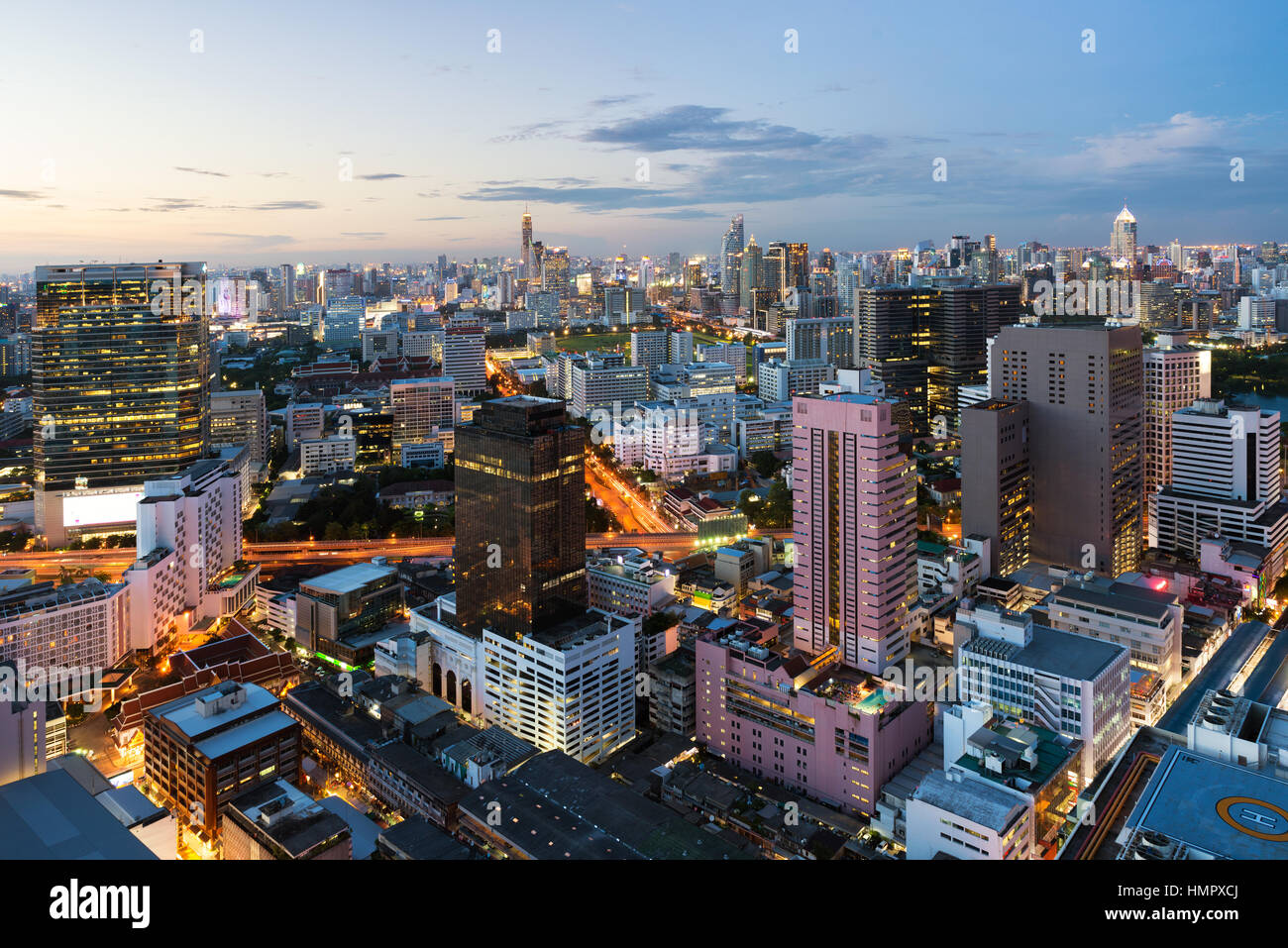 Bangkok-Nachtansicht mit Hochhaus im Geschäftsviertel in Bangkok Thailand. Stockfoto