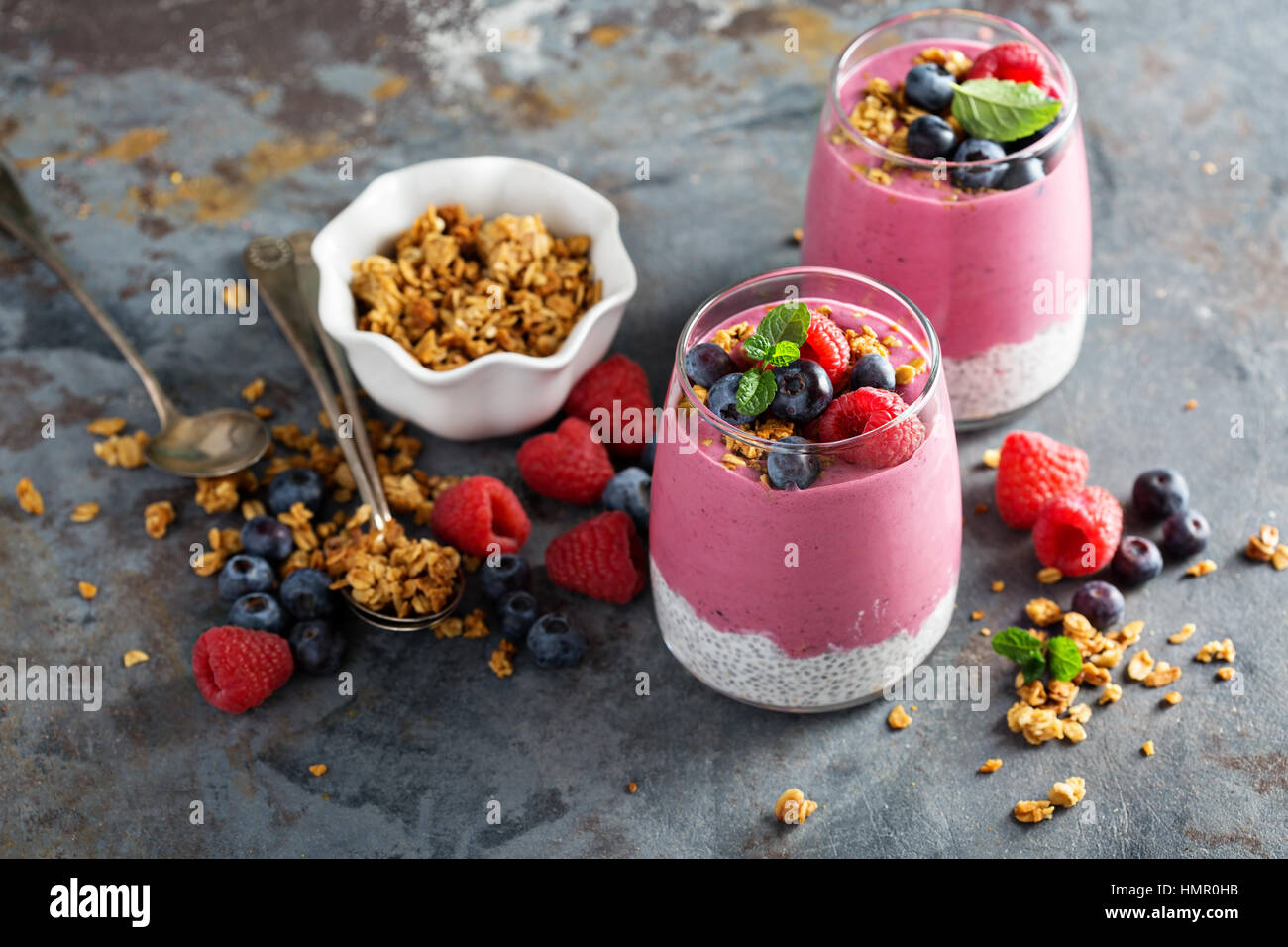 Chia Pudding Parfait mit Beeren-Smoothie und Müsli Stockfoto