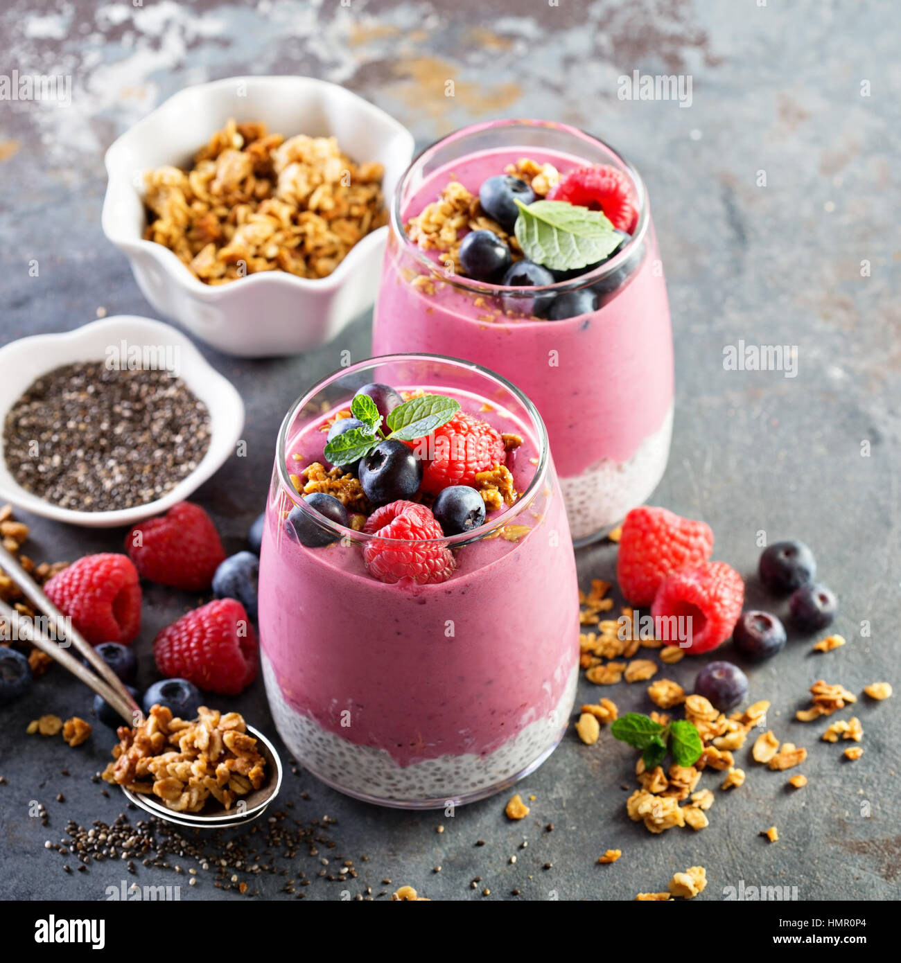 Chia Pudding Parfait mit Beeren-Smoothie und Müsli Stockfoto