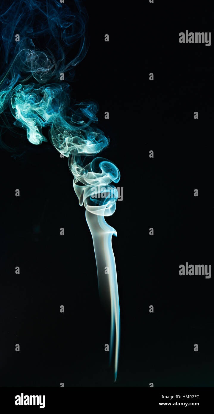 Makroaufnahme einer bunten Rauch Kurven auf schwarzem Hintergrund Stockfoto