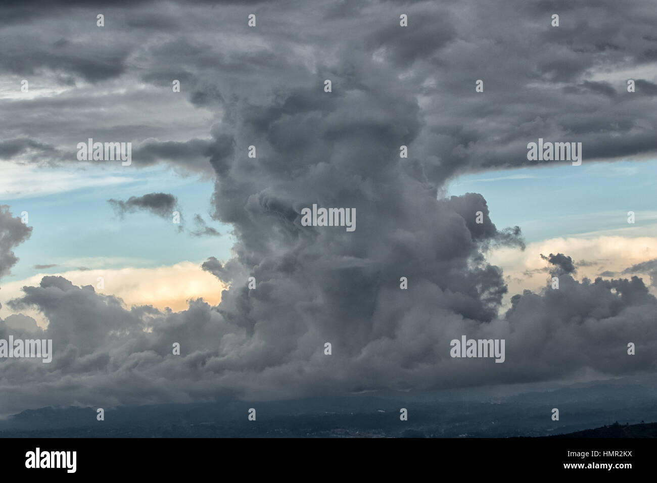 Wolkenbildung in den kolumbianischen Himmel Stockfoto