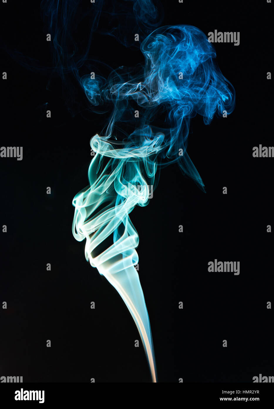 blauer Rauch Linien auf schwarzem Hintergrund isoliert Stockfoto