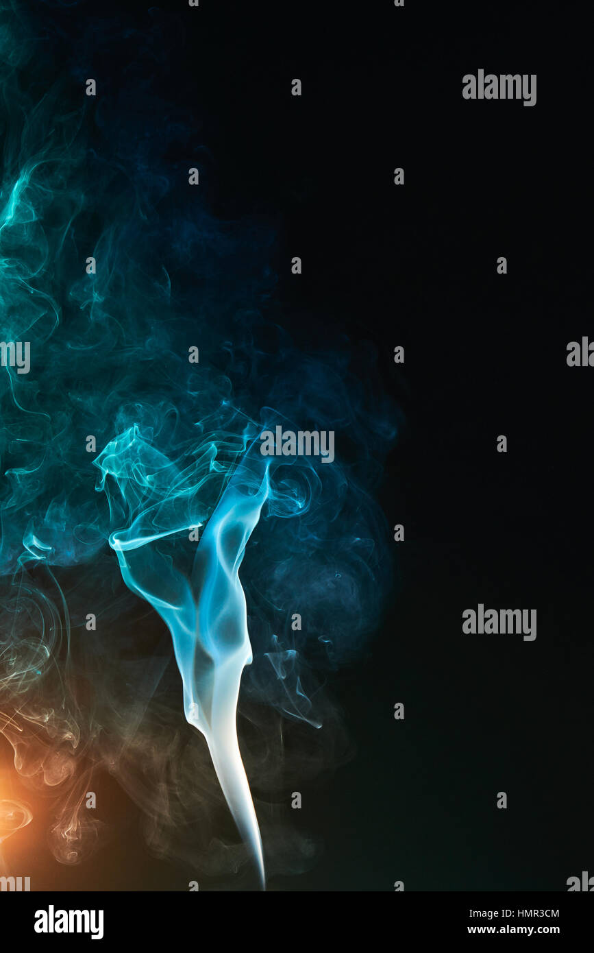 bunte Rauchwolke auf schwarzem Hintergrund Stockfoto