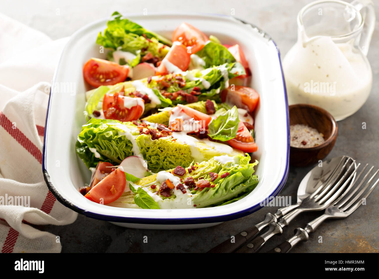 Keil-Salat mit Baby-Salat, Kirschtomaten, Speck und ranch dressing Stockfoto