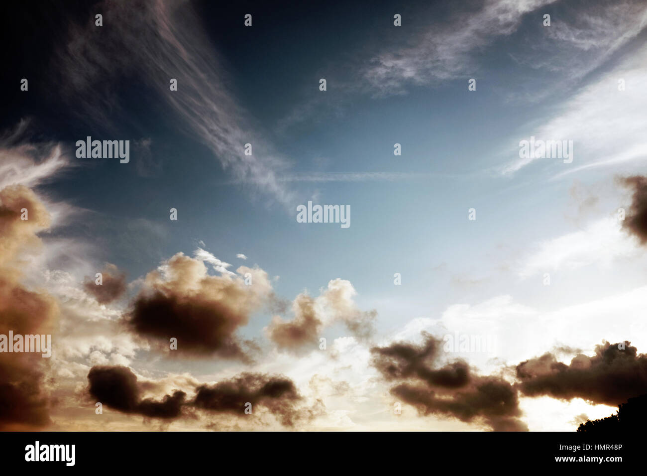 Wolkengebilde Copy Space - Himmel und Wolken Desktop-Hintergrundbild oder Kopie Raum für Blog / Webseite / Header / banner - schneiden Sie vertikal für Bucheinband Stockfoto