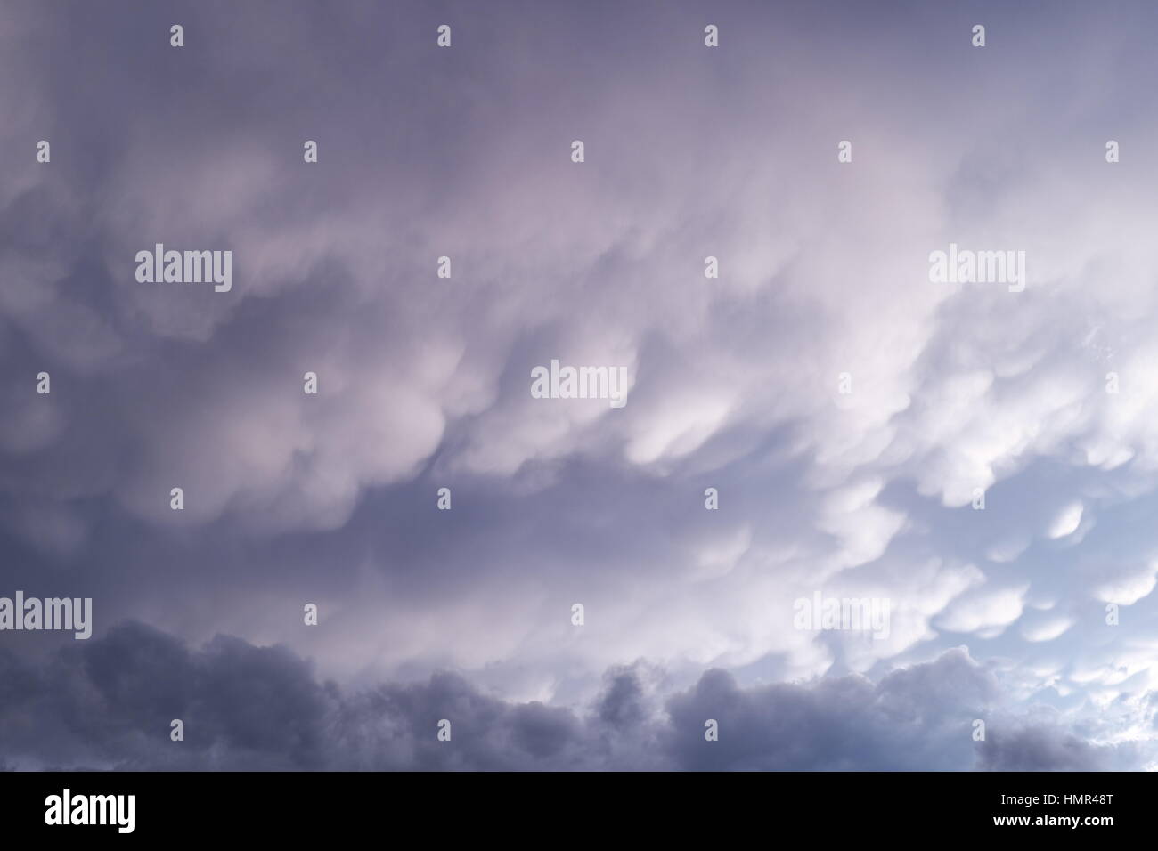 Wolkengebilde Copy Space - Himmel und Wolken Desktop-Hintergrundbild oder Kopie Raum für Blog / Webseite / Header / banner - schneiden Sie vertikal für Bucheinband Stockfoto