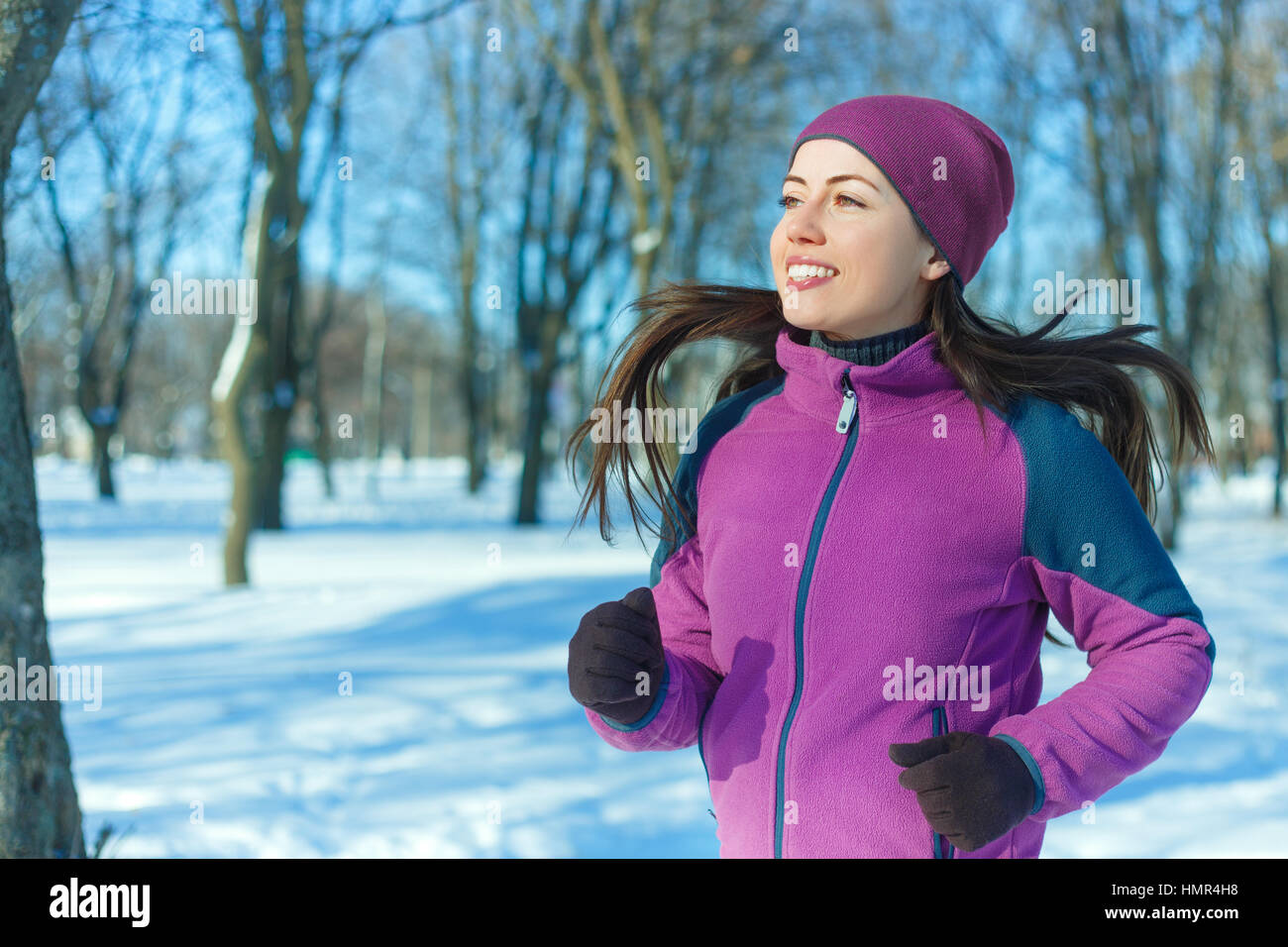 Glückliche Frau laufen im winter Stockfoto