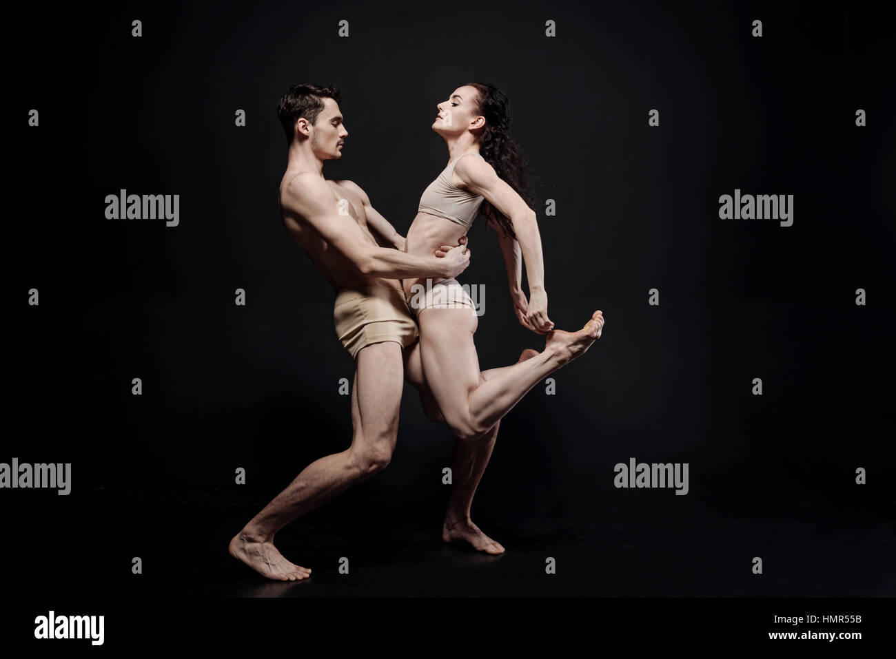 Ungestörten Tänzerinnen im schwarz gefärbten studio Stockfoto