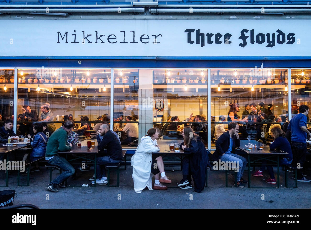 Freunde treffen auf beliebte Meatpacking District (Kødbyen in dänischer Sprache) in Vesterbro Bereich, Copenagen oder København Stockfoto