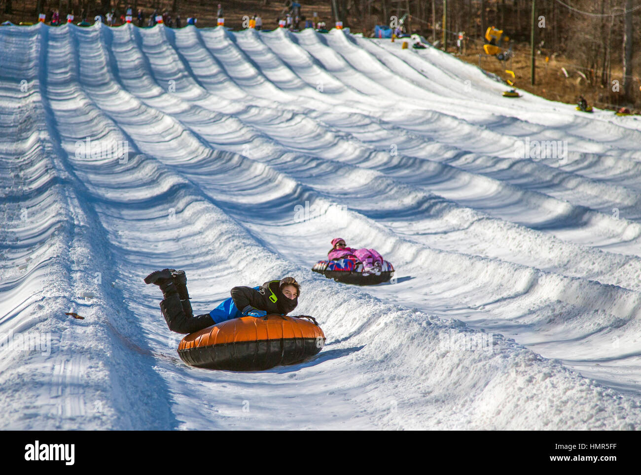 Snowtubing einen Hügel hinunter Stockfoto