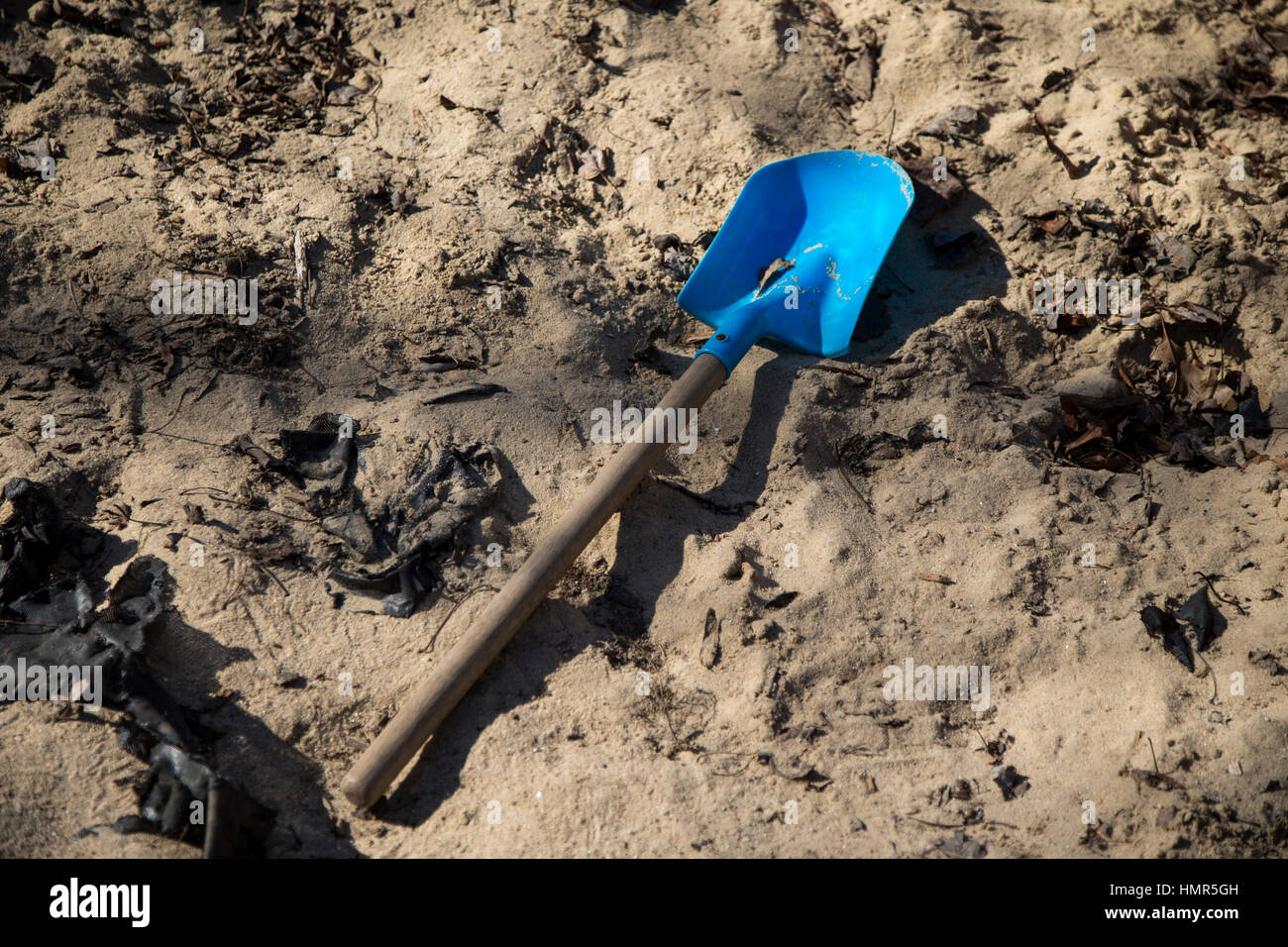 Ein Kind Schaufel in einer sandbox Stockfoto