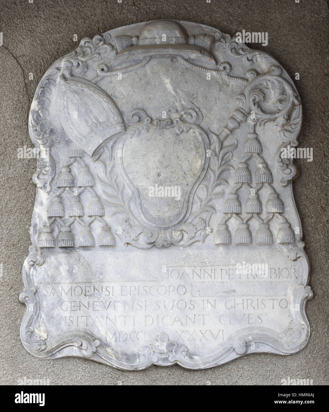 Eine Gedenktafel in der Vorhalle der Kirche Notre Dame de Assomption in Samoens zur Erinnerung an einen Besuch von Joanni Petro Bior Bischof von Genf Stockfoto