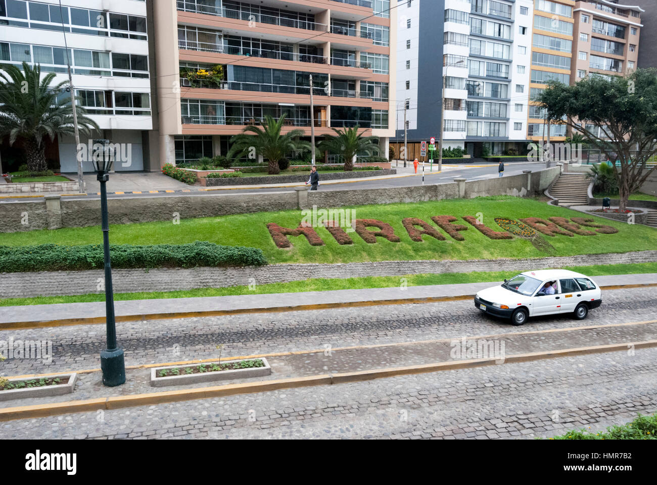 Edificios de la Calle Bajada Balta, Distrito de Miraflores (Lima), Que conduce ein las Playas. La Pista Conserva Pisos Empedrados Antiguos. Stockfoto