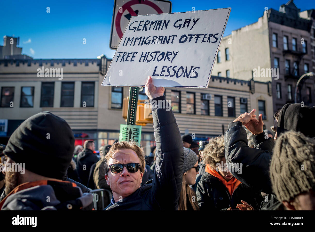 New York City, USA. 4. Februar 2017. Tausende von LGBTQ-Aktivisten und Verbündeten sammelten sich an New York Citys Stonewall Inn, die Website der 1969 Unruhen, die die Rechte der Homosexuellen-Bewegung ins Leben gerufen. Die Solidaritätsaktion äußerte leidenschaftlichen Opposition zu Präsident Donald Trump Kabinett Termine und den letzten Verfügungen gegen Muslime. Bildnachweis: Michael Nigro/Pacific Press/Alamy Live-Nachrichten Stockfoto