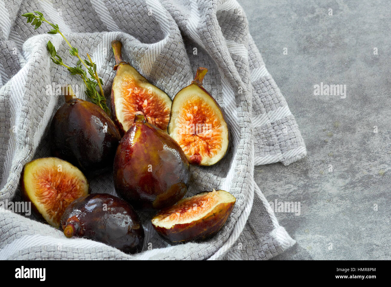 Frische Feigen und Tyme in einem gestreiften Leinen Handtuch eingewickelt. Stockfoto