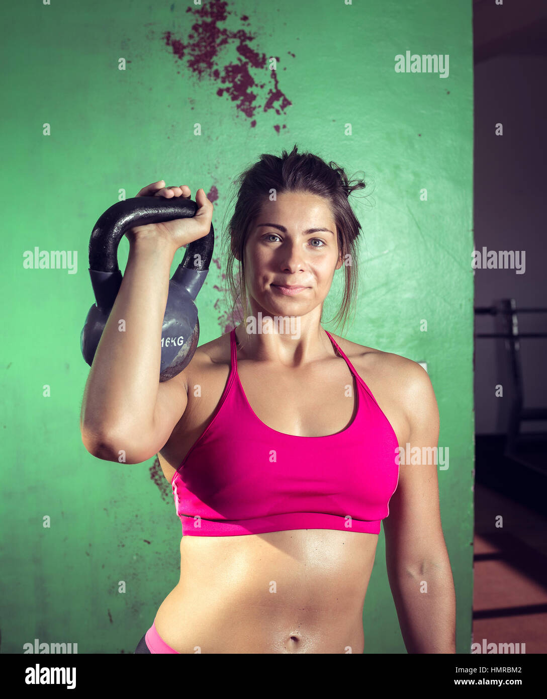 Junge Erwachsene Crossfit Mädchen halten kettlebell Stockfoto