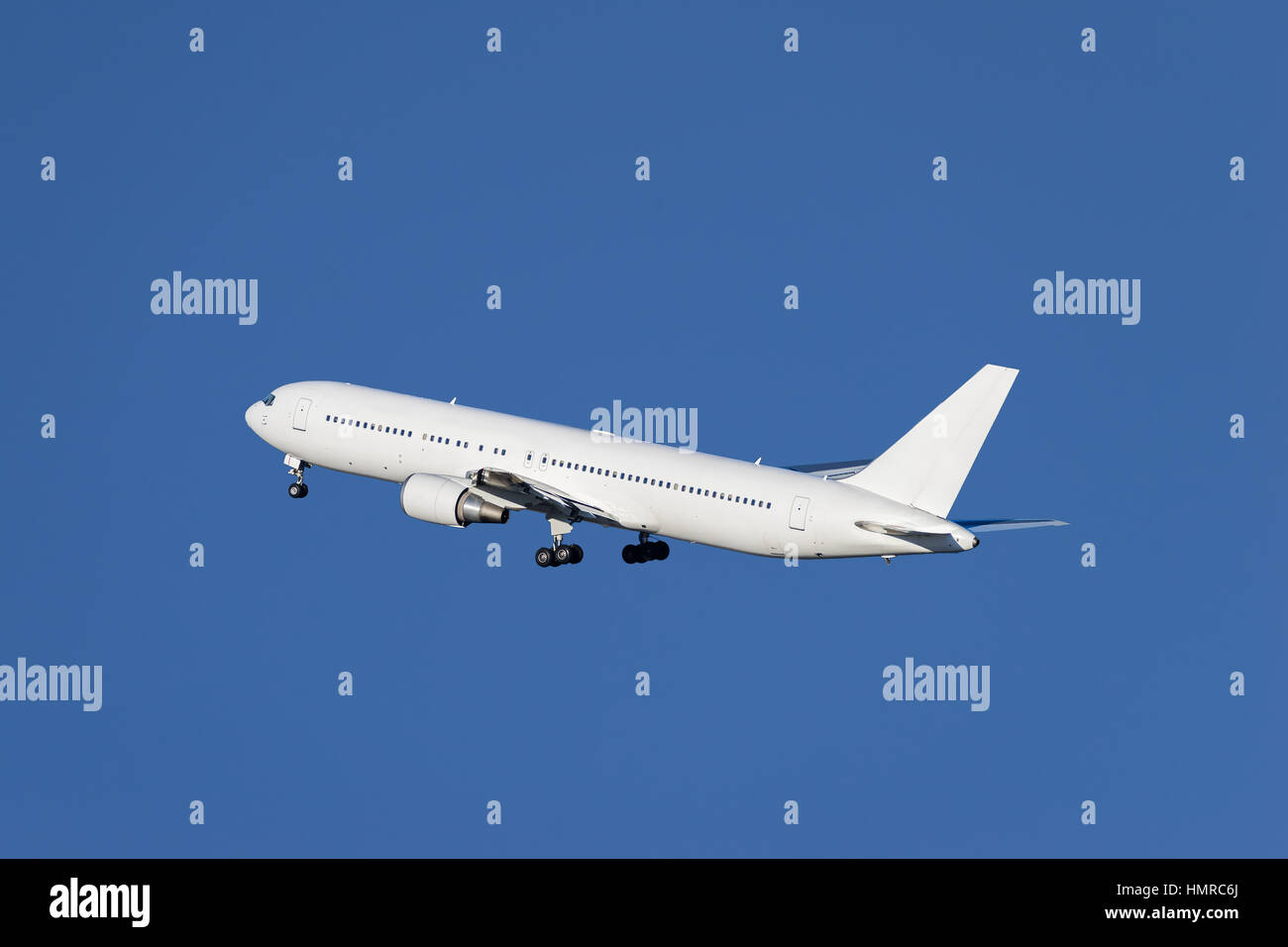 Boeing 767-300ER vom Flughafen abheben. Stockfoto