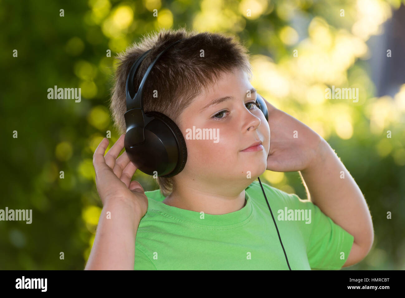 Porträt eines jungen mit Kopfhörer im freien Stockfoto