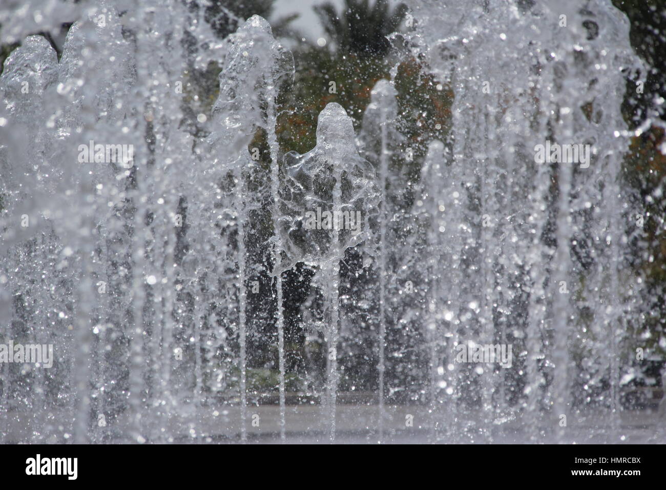 Wasserspiele im Emirates Palace, Abu Dhabi. Die einzelnen Wasserfontänen befinden sich am Eingang des Palastes. Stockfoto