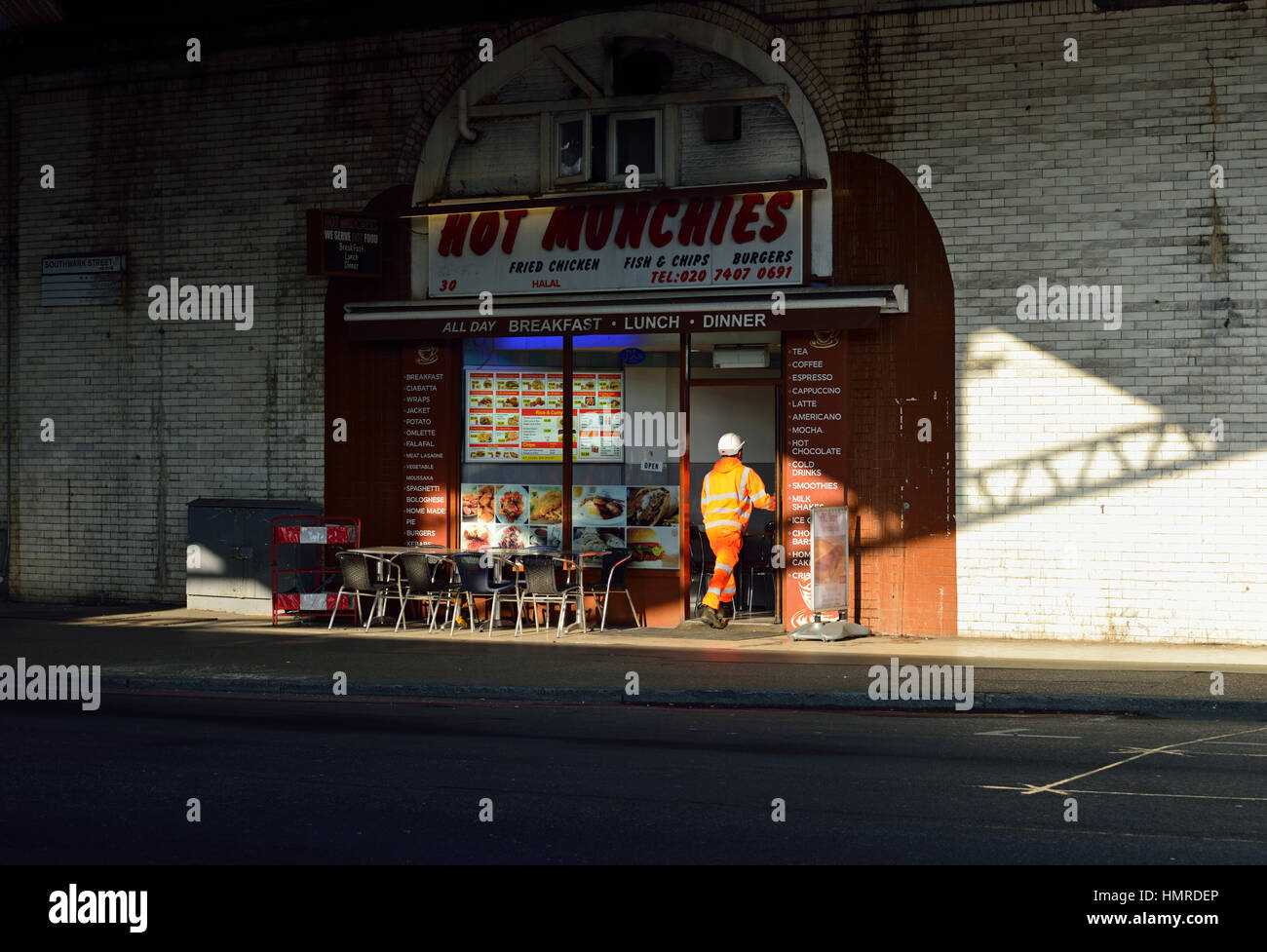 Hot Munchies Café, Eisenbahnbrücke, SE1 Southwark Street, London, Vereinigtes Königreich Stockfoto
