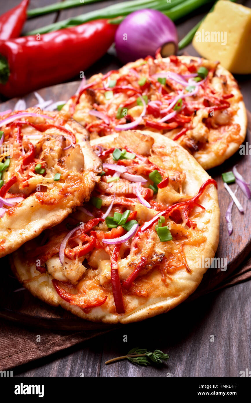 Hausgemachte Pizza mit Hühnerfleisch und Gemüse Stockfoto