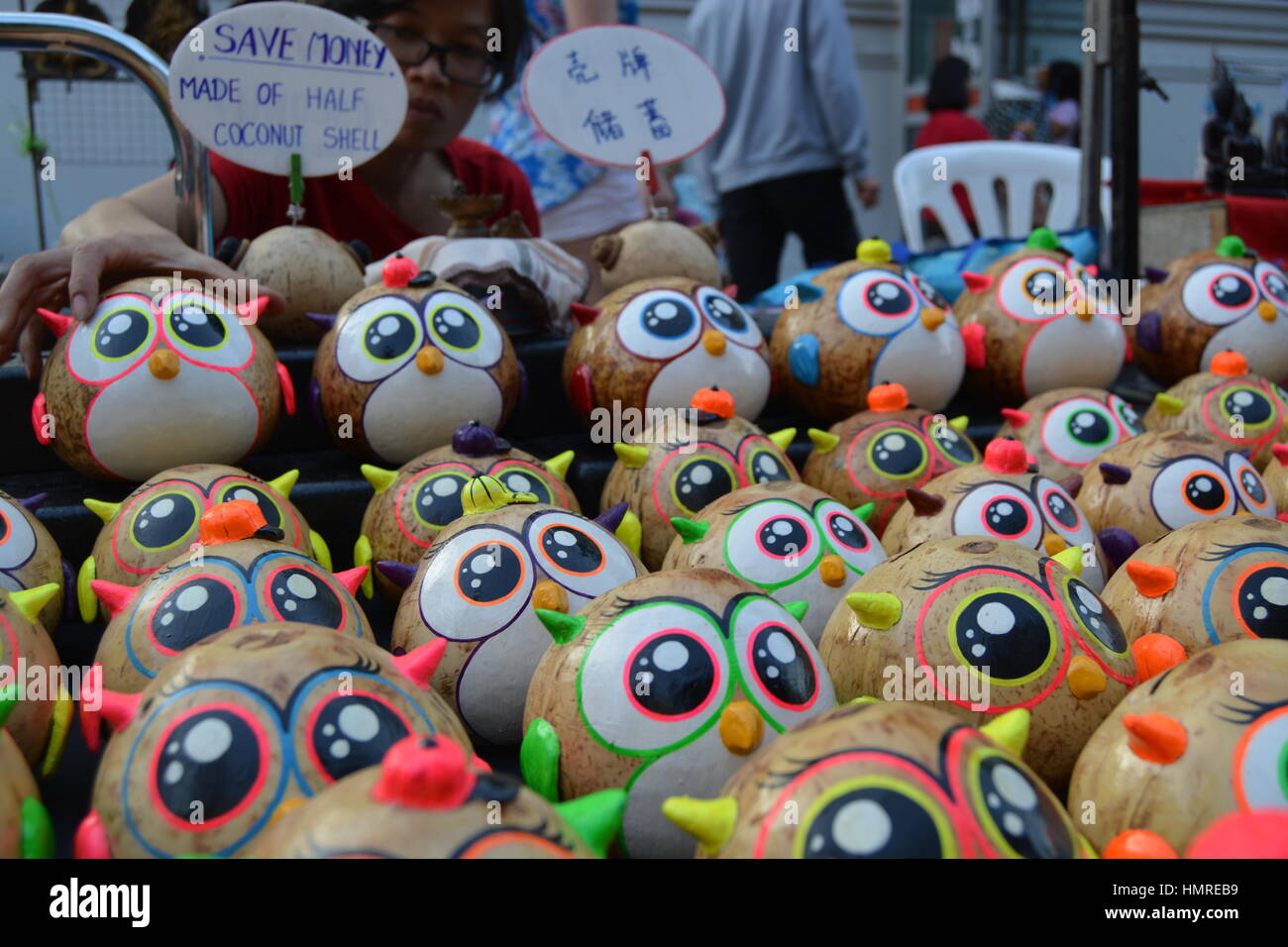 Eule-Spielzeug aus Kokosnussschalen Stockfoto