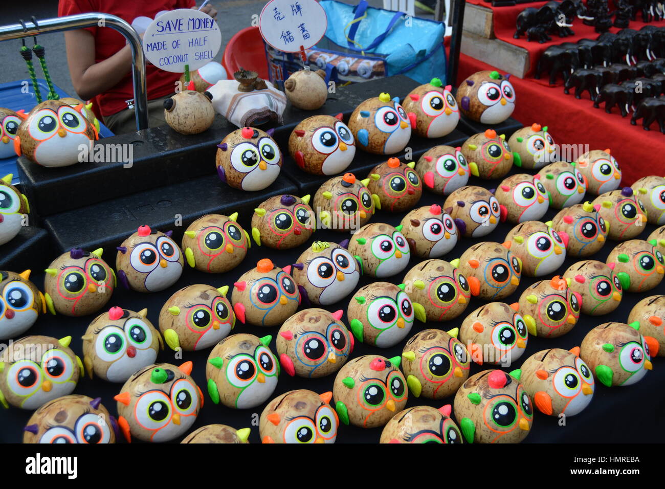 Eule-Spielzeug aus Kokosnussschalen Stockfoto