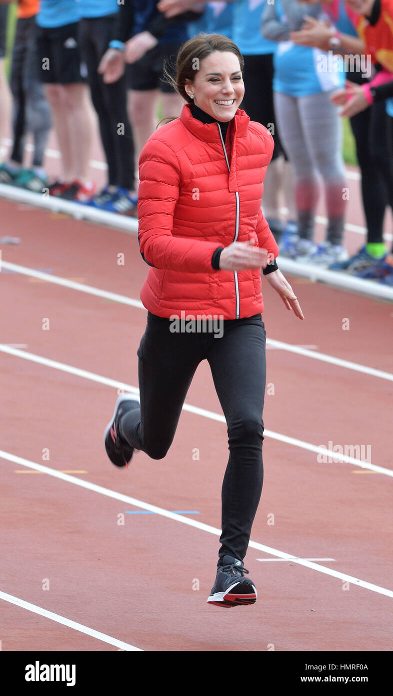 Die Herzogin von Cambridge nehmen Teil in einem Staffellauf auf der Queen Elizabeth Olympic Park im Osten Londons, wie sie Läufer, die Teilnahme an den London-Marathon für die psychische Gesundheitskampagne Köpfe zusammen verbunden. Stockfoto