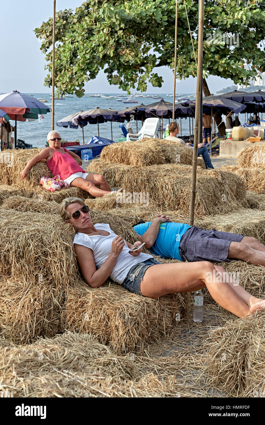 Strohballen mit Menschen, die sich im Freien entspannen Stockfoto