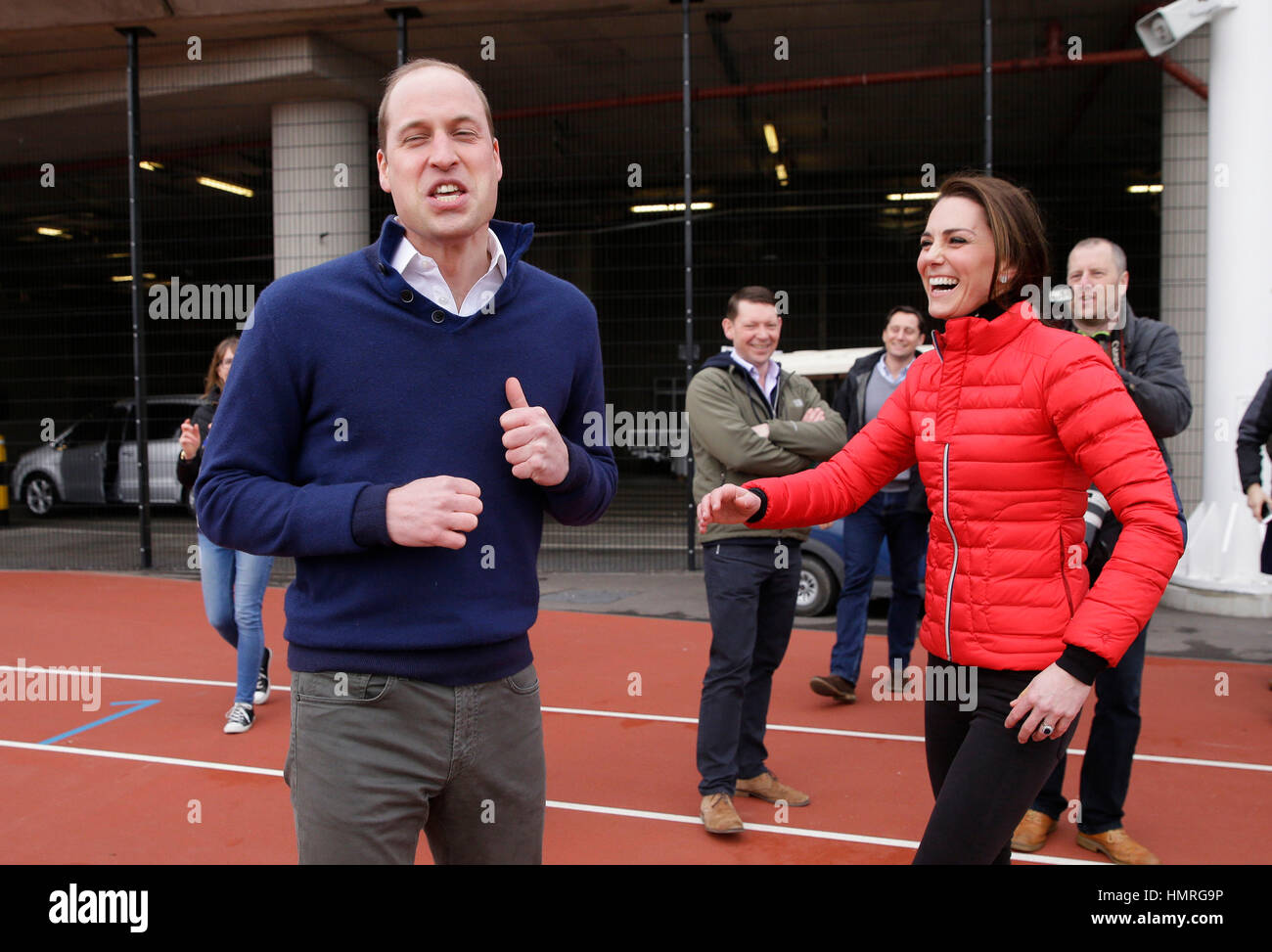Der Herzog und die Herzogin von Cambridge reagieren nach der Teilnahme in einem Staffellauf zusammen mit Prinz Harry auf der Queen Elizabeth Olympic Park im Osten Londons, wie sie Läufer, die Teilnahme an den London-Marathon für ihre psychische Gesundheitskampagne Köpfe zusammen verbunden. Stockfoto