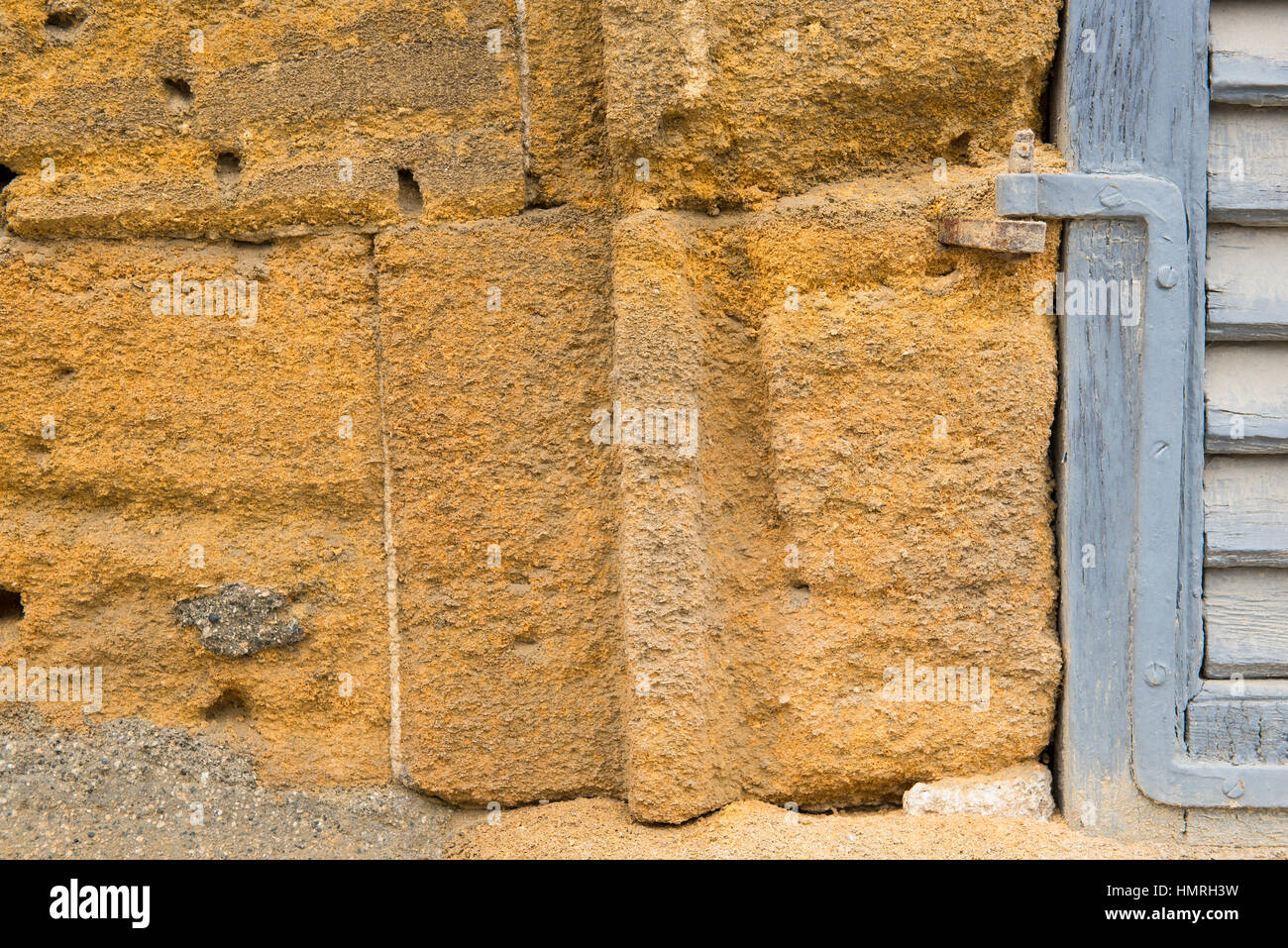 Blau alte gebeiztes Holzes-Fenster auf eine gelbe Grunge Wand geschlossen. Stockfoto