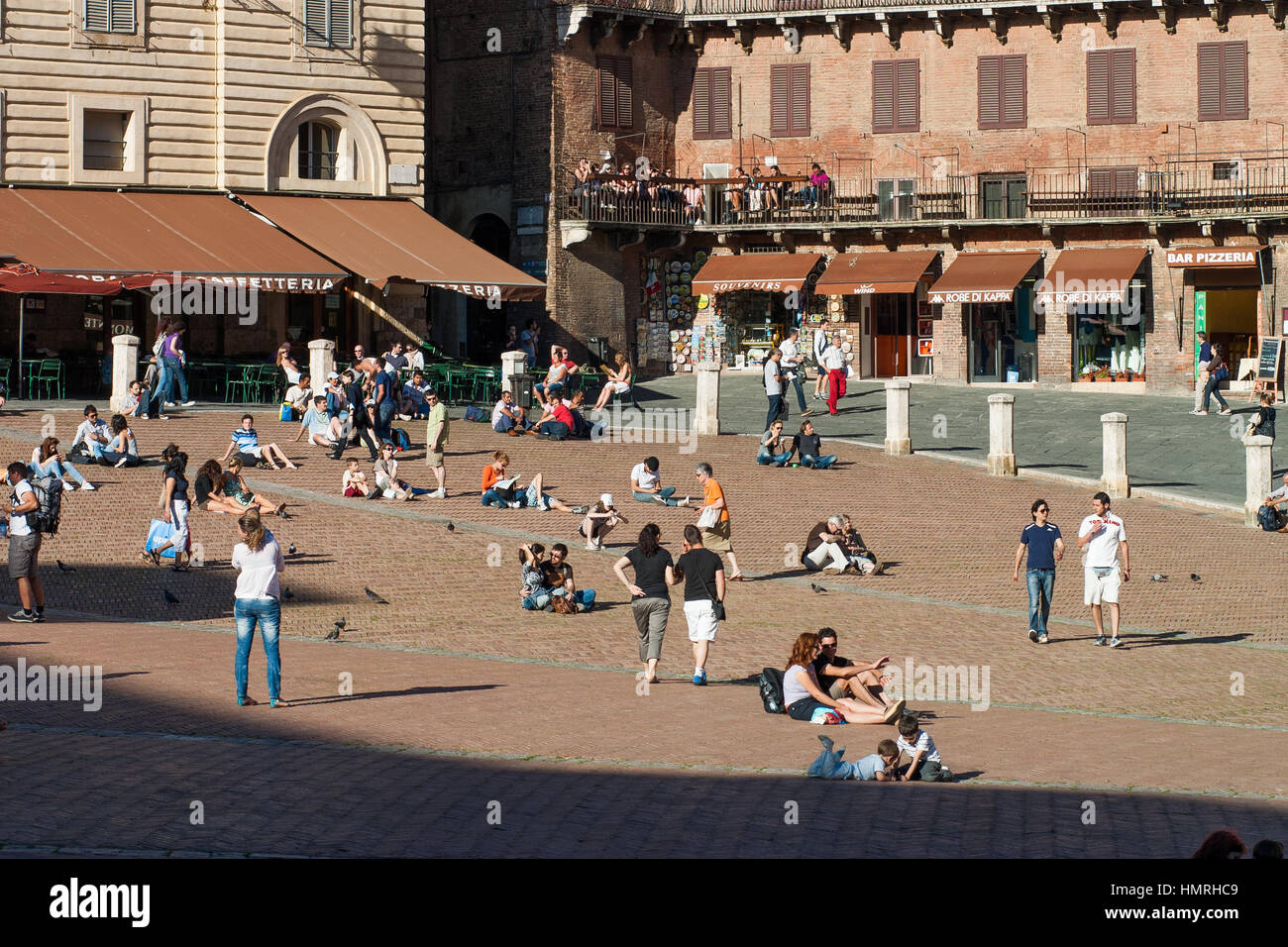 Siena, Italien - 18. Juni 2010:Tourists Besuch der berühmten Piazza del Campo in Siena, Italien. Platzieren Sie auf dem mittelalterlichen Platz braucht es der berühmte Palio di Sie Stockfoto